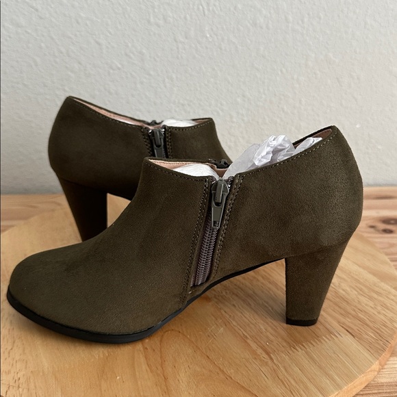 Journee Collection Womens Sanzi Kitten Heel Booties 7 olive - Picture 3 of 6